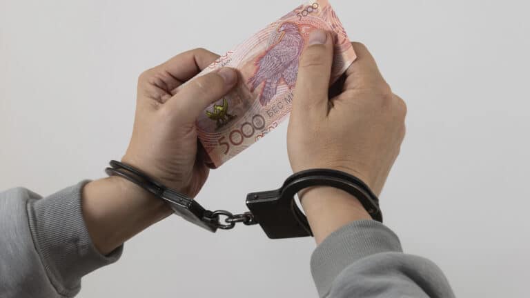 700 тыс. тенге без опыта: вакансии могут привести казахстанцев под суд