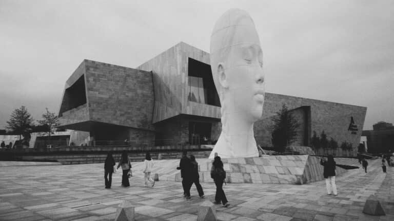 Историю Almaty Museum of Arts и его экспонатов в Алматы рассказали на большом экране