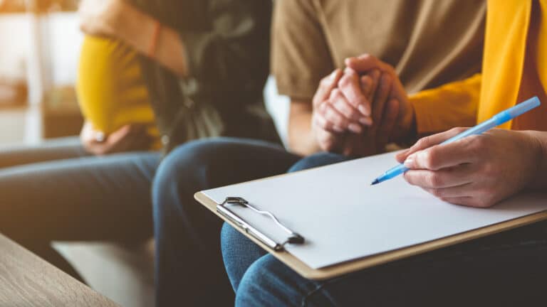 Иностранцам запретят обращаться к казахстанкам за услугами суррогатного материнства