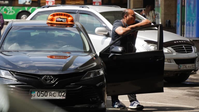 Обязательная самозанятость в такси может привести к уходу водителей в тень