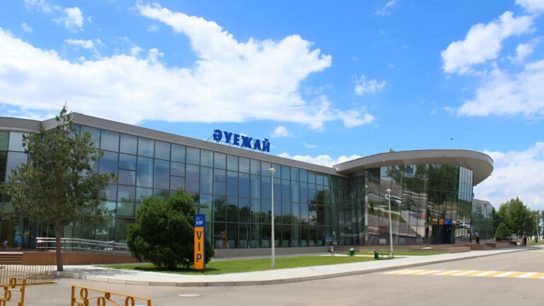 Принадлежащий миллионеру аэропорт Тараза уменьшает убытки