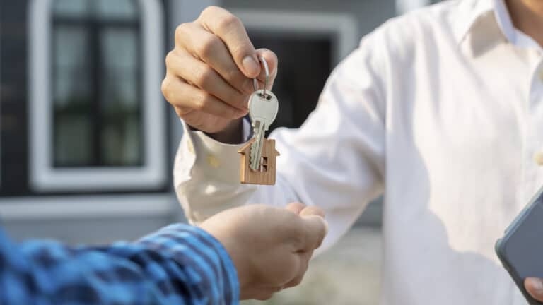 Когда владелец квартиры не может поднять цену на аренду