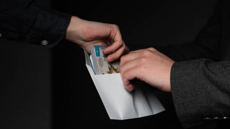 У казахстанских коррупционеров в 2025 году отобрали 16,1 млрд тенге