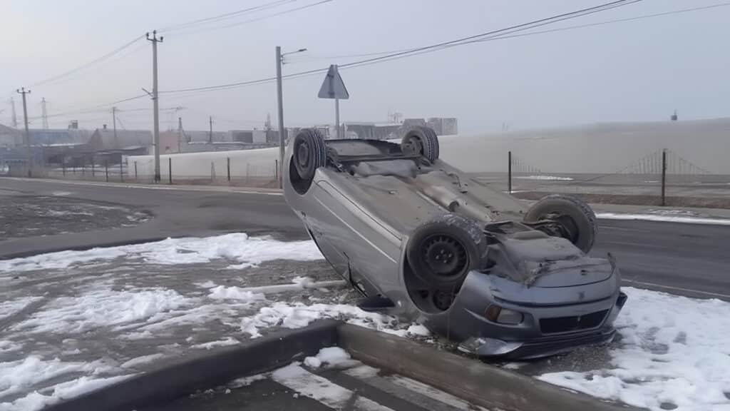 Экзамен на права в Шымкенте закончился ДТП – девушка перевернула машину