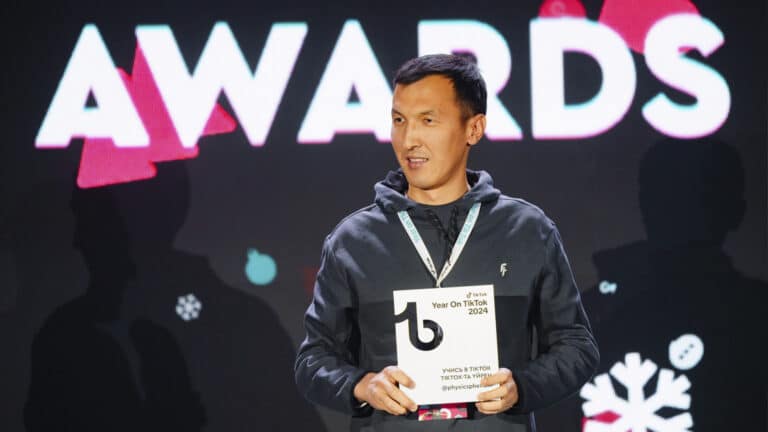 Простые эксперименты сделали учителя физики из Тараза звездой TikTok