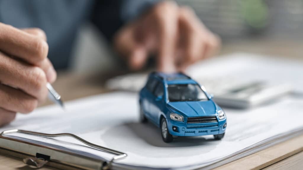 Долги по дорожным штрафам помешают переоформить авто и обновить права