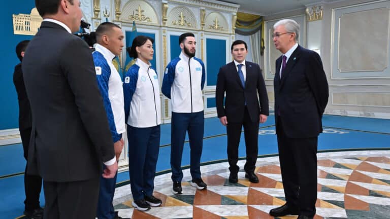 Токаев вручил флаг знаменосцам олимпийской и паралимпийской сборных