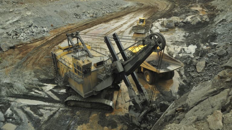 Казахстанцы незаконно добывали железо в ВКО и отправляли в Китай