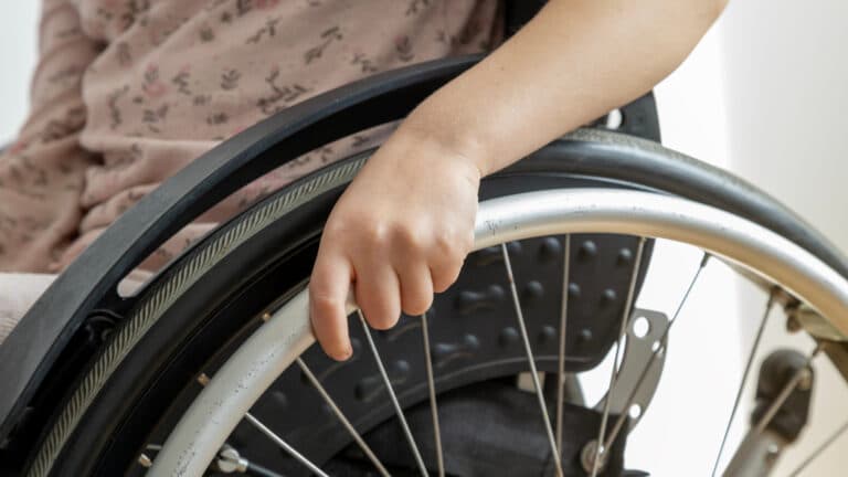 Размеры выплат инвалидам и потерявшим кормильца назвали в Минтруда