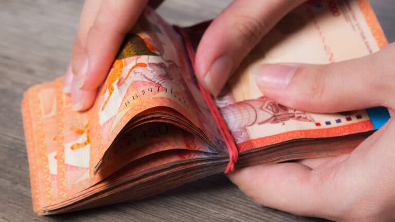 Государство ускоряет возврат депозитов: что изменится для казахстанцев