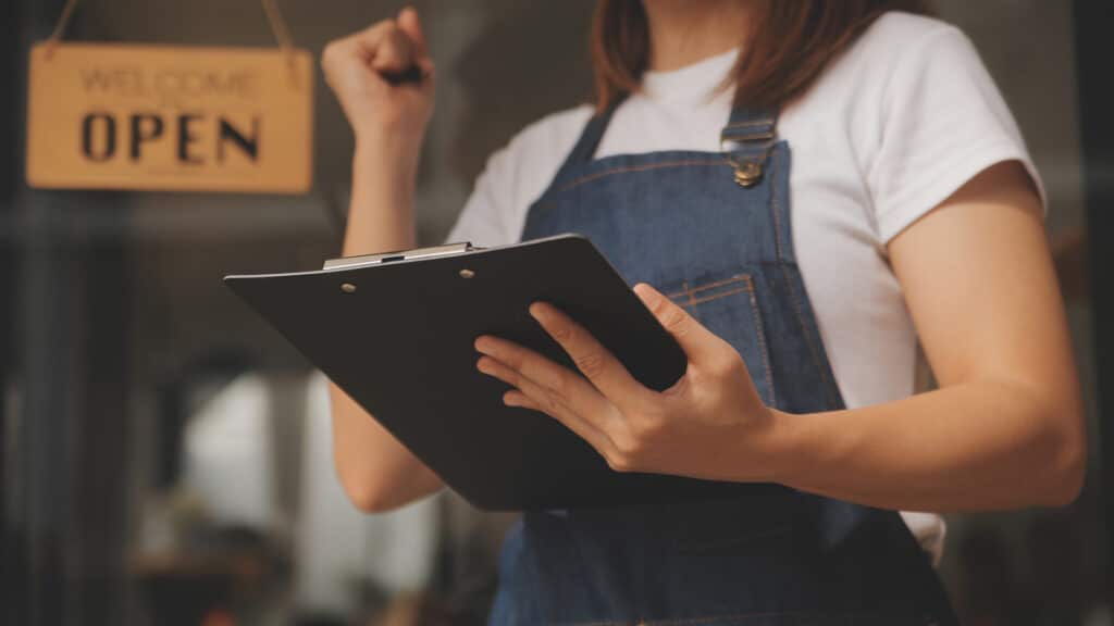 Олжас Бектенов пообещал, что с бизнеса не будут взимать пени и штрафы за ошибки по налогам/shutterstock, бильд-редактор: Милош Муратовский