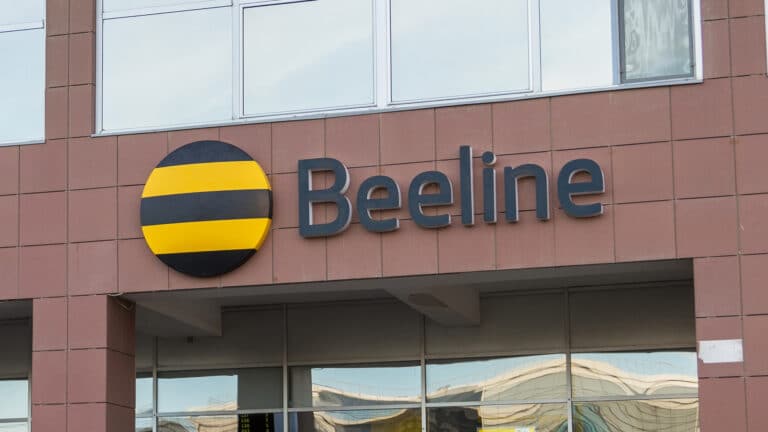 Beeline заставили вернуть деньги казахстанцам, оставшимся на 40 дней без связи