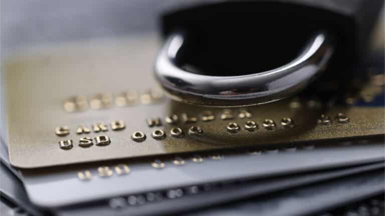 К казахстанцам обратились из-за блокировки карт