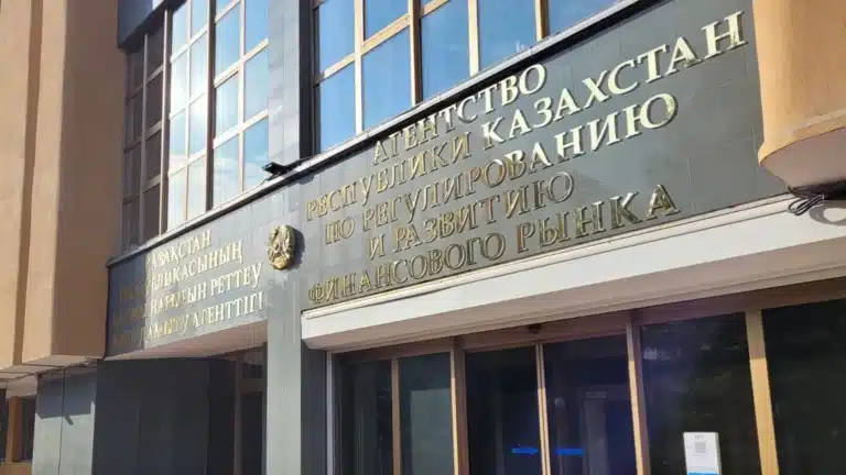 АРРФР приостановило лицензию Qanat Finance, ставшей лидером по штрафам среди МФО