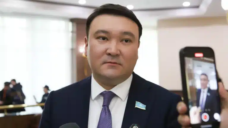 Жаркенттегі жағдай: депутат Мақсат Толықбай екі баланың әкесіне көмектесетінін айтты