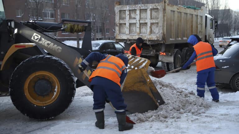 Уборщиков снега бесплатно обслуживают в одном из заведений Астаны