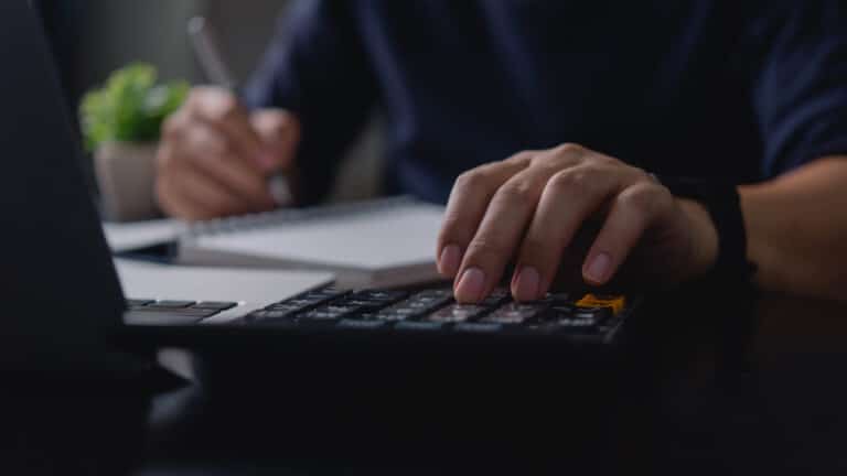 Зарплата в 500 тыс. тенге, а налоговая нагрузка – 42%: сотрудники стоят теперь дороже