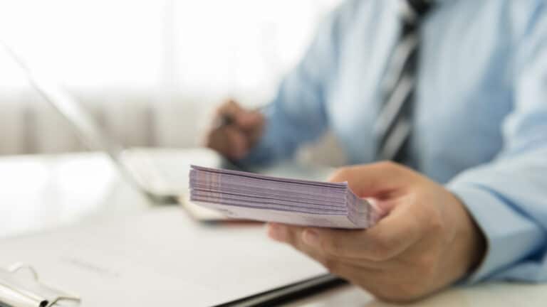 Долги казахстанцев продолжают расти: кредиты увеличились на 20%