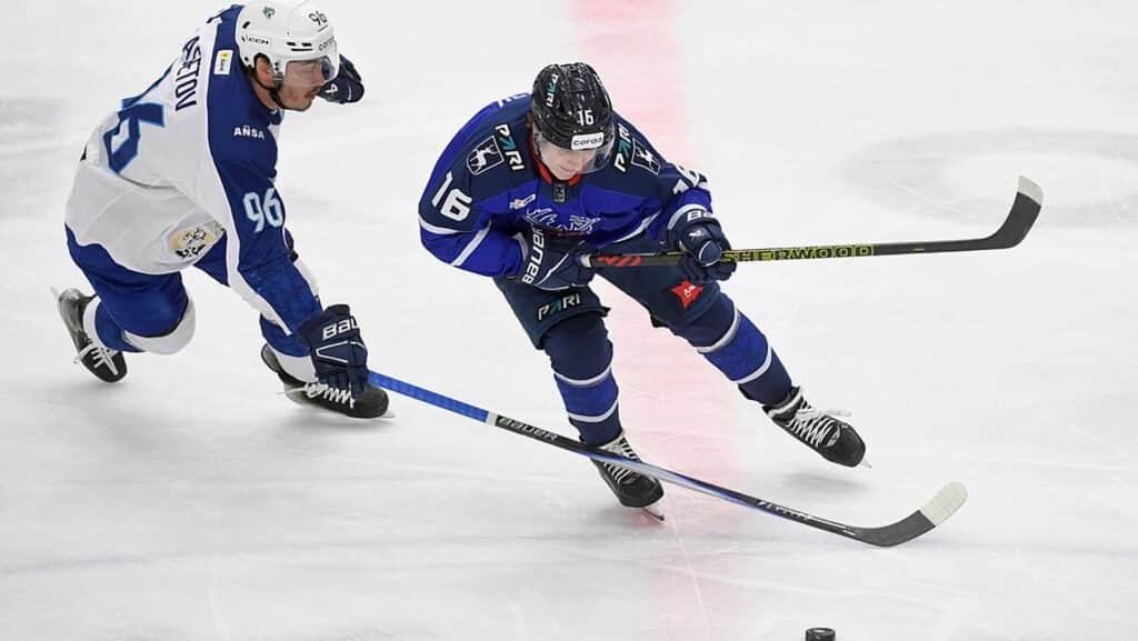 Казахстанец Алихан Асетов пытается остановить Василия Атанасова