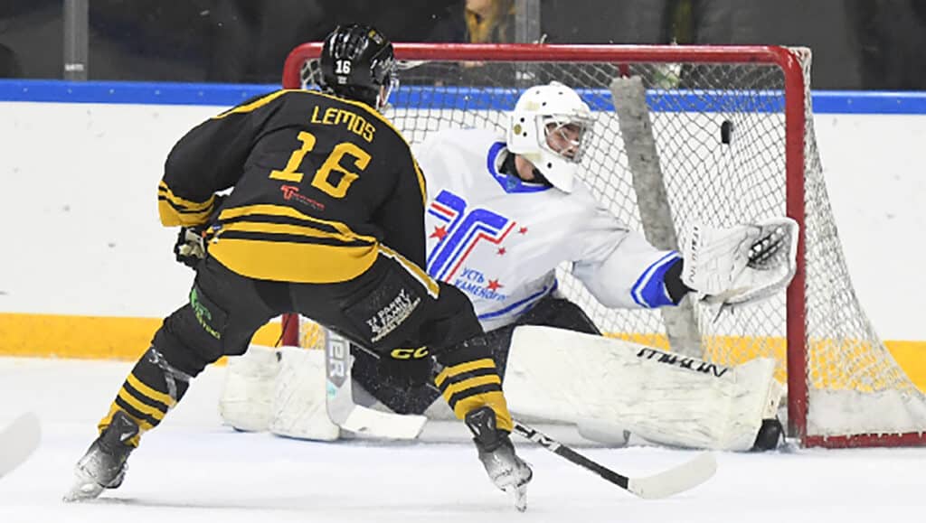 Брайан Лемос забрасывает вторую шайбу в ворота Владислава Пестова