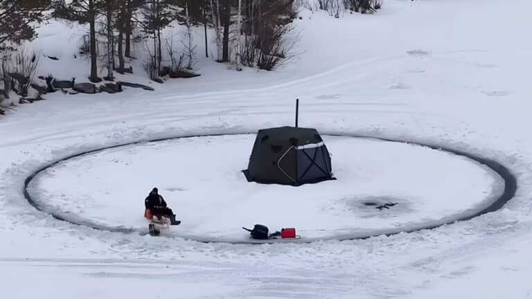 Казахстанский блогер устроил ледяную карусель на рыбалке и покорил Instagram