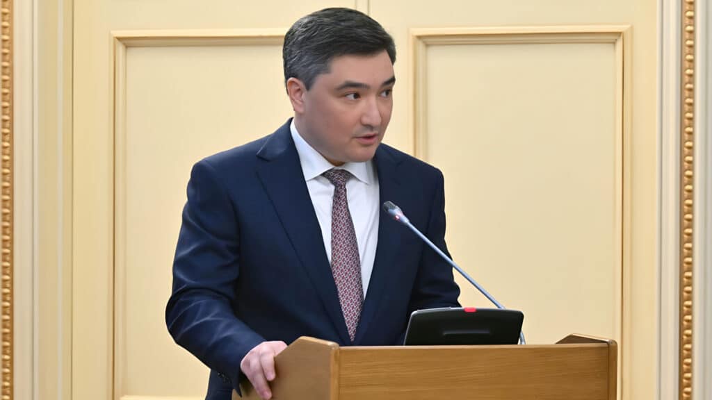 Бектенов поручил за неделю решить c мошенничеством в частных школах и клиниках