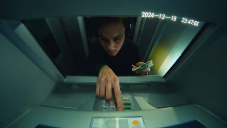 Казахстанцы попадают в базу после снятия наличных: Нацбанк развеял слухи