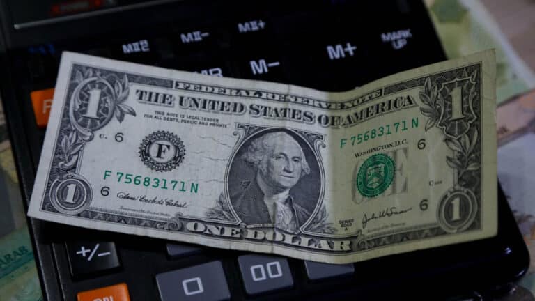 Казахстанцы массово скупают доллары в обменниках