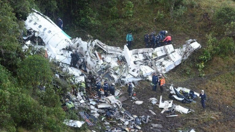 Колумбияда ұшақ апатқа ұшырап, 15 адам қайтыс болды