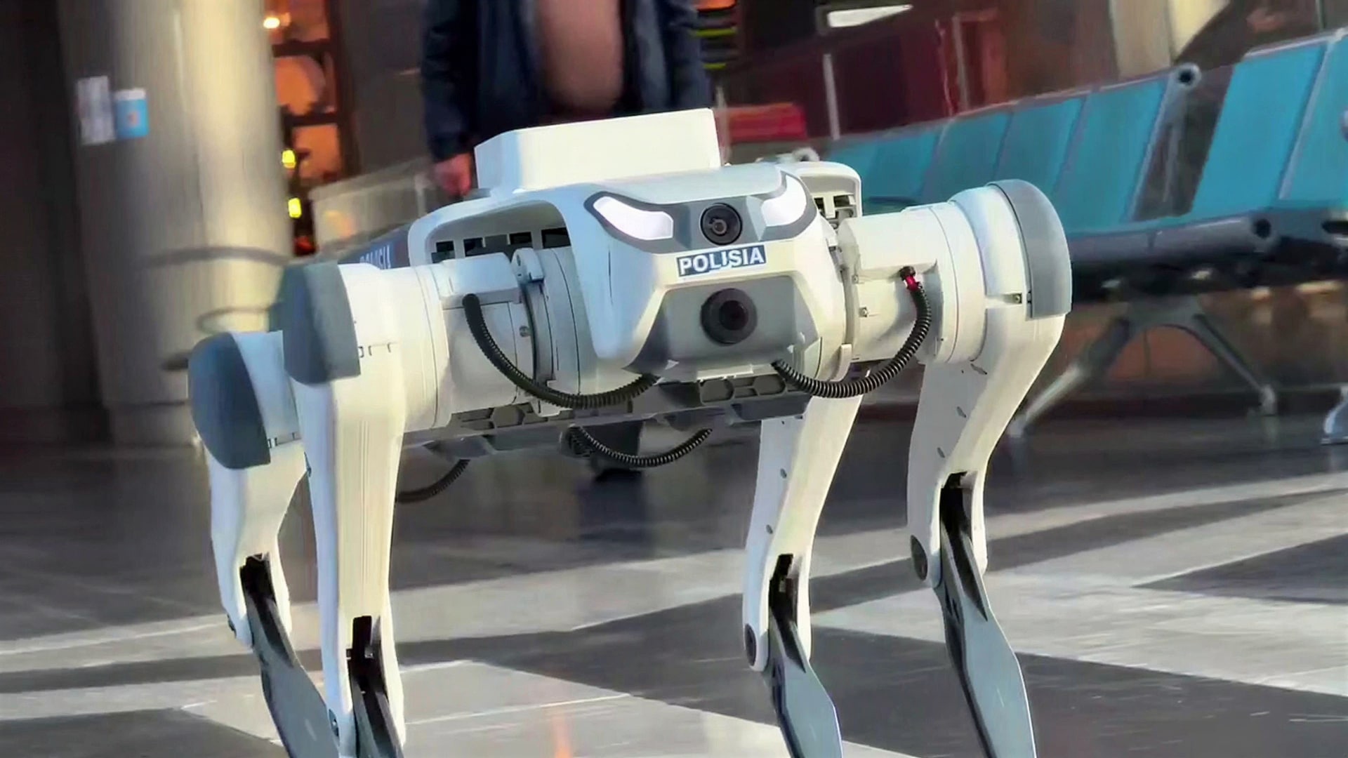 Роботы-полицейские патрулируют ТЦ и вокзалы Астаны