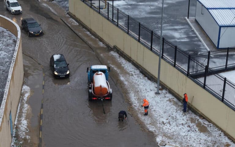 После дождя со снегом в микрорайонах Актау устраняют подтопления