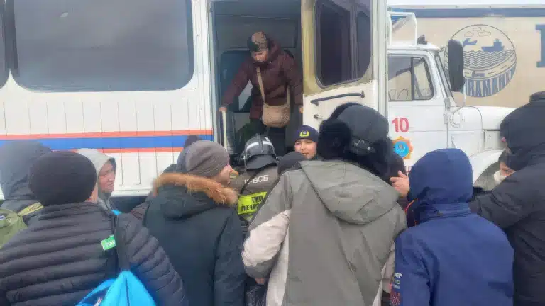 28 человек эвакуировали в пункты обогрева из автобуса под Лисаковском