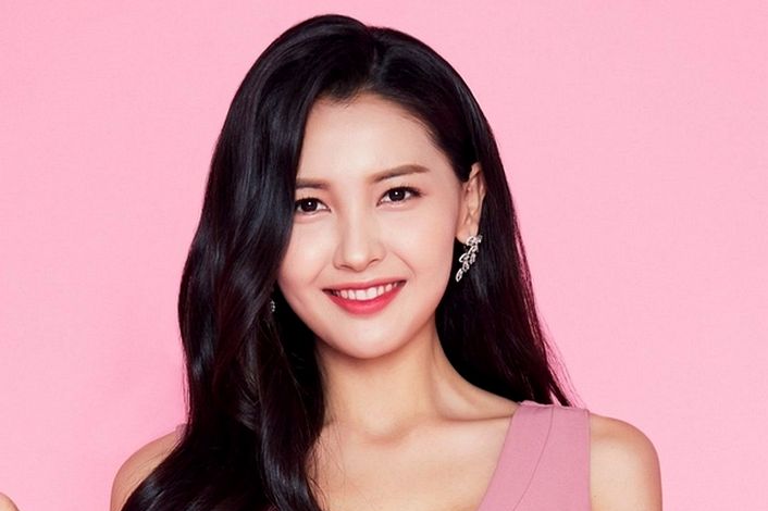 Айдана Меденова хиджабты не үшін шешкенін түсіндірді