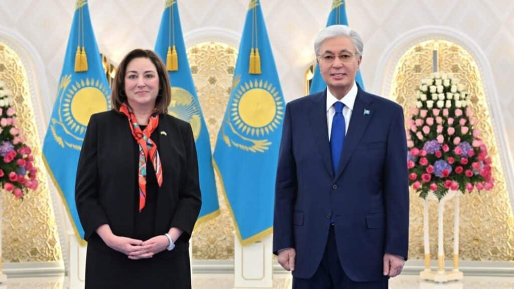 АҚШ елшісі Джули Стаффт алғашқы үндеуін қазақ тілінде бастады (видео)