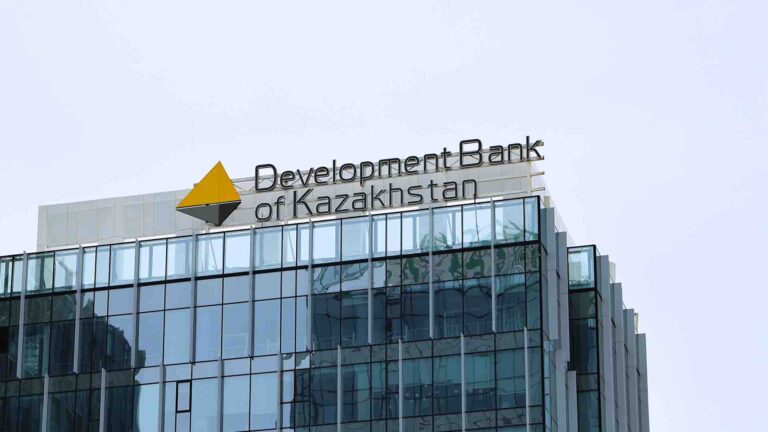 БРК выдал первый кредит в цифровом тенге компании сыновей депутата