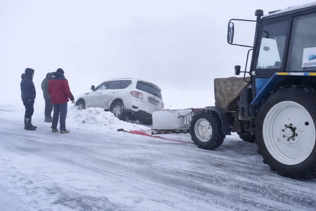 Полиция помогла водителям, съехавшим с трассы в ВКО