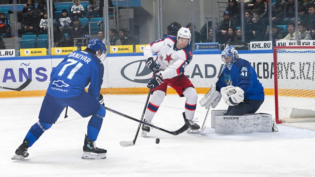 Страж ворот хозяев Адам Шил в концовке матча сделал голевую передачу