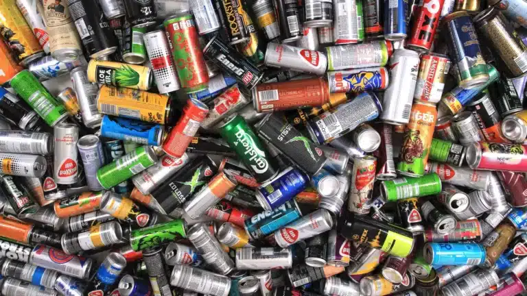 Энергетикалық сусын ішетіндер көбейді: әлем елдерінде қандай шектеулер бар