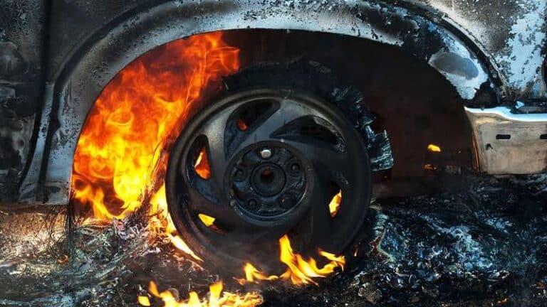 Семейде ер адам полицейлердің автокөліктерін өртеп жіберді