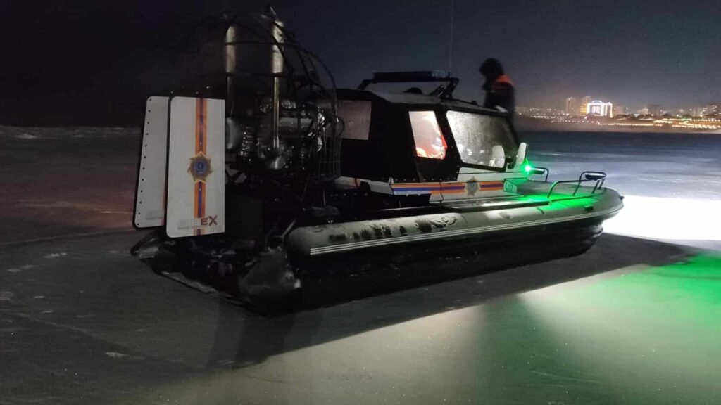 Поиски в тумане развернули лесники, чтобы спасти плавающего в Иртыше лебедя