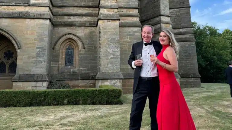 Питер Фостердің жұбайы Air Astana билеттері төңірегіндегі дауға пікір білдірді