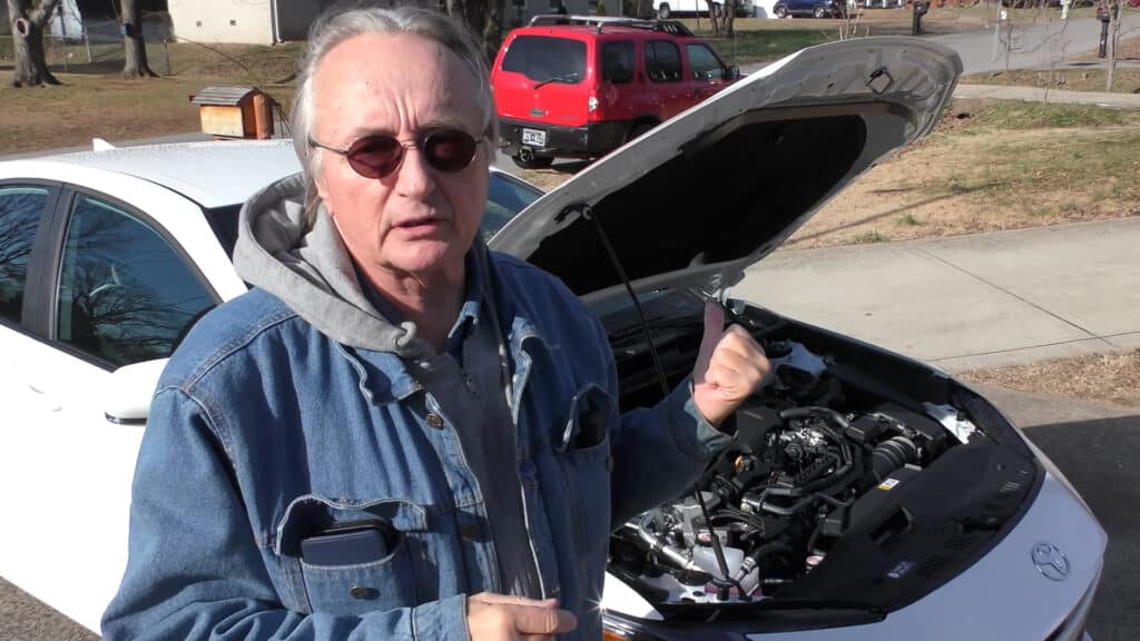 Опытный механик объяснил, почему обычный гибрид надежнее подключаемого