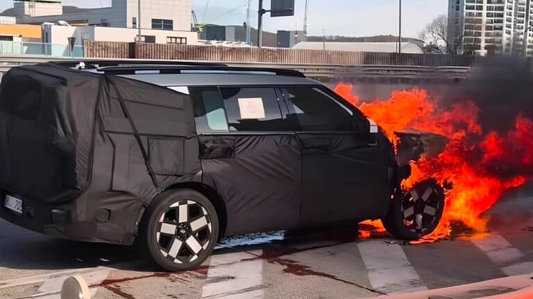 Обновленный Hyundai Santa Fe загорелся во время испытаний