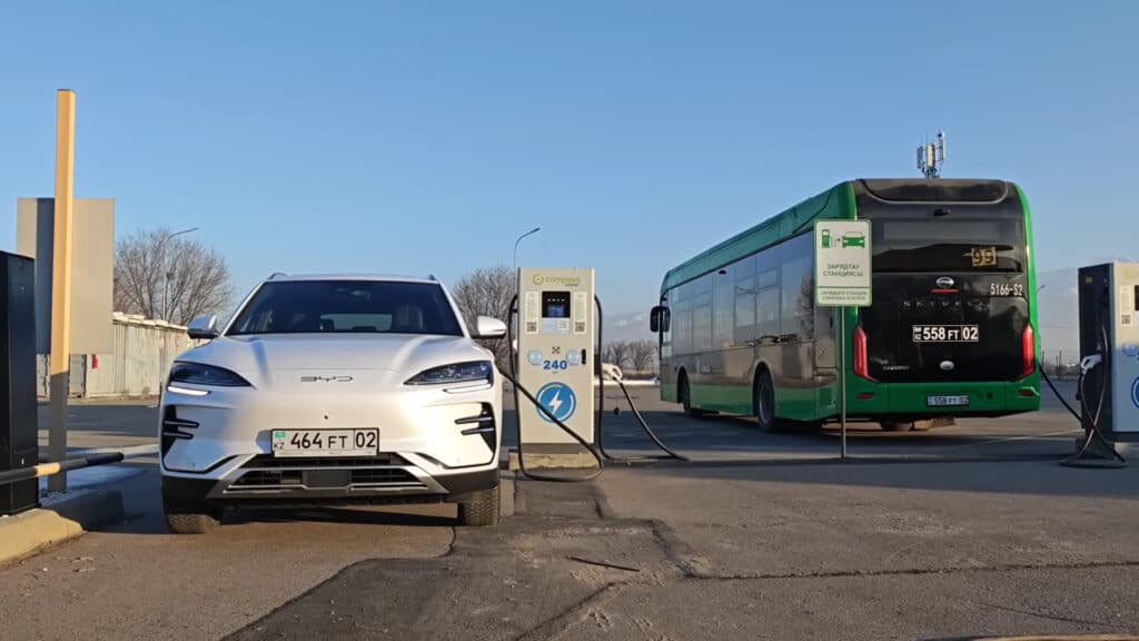 Автоблогер выжал максимум из BYD Song Plus EV зимой в Алматы