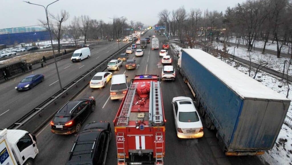 Эксперимент: уступают ли водители в Алматы дорогу спецтранспорту