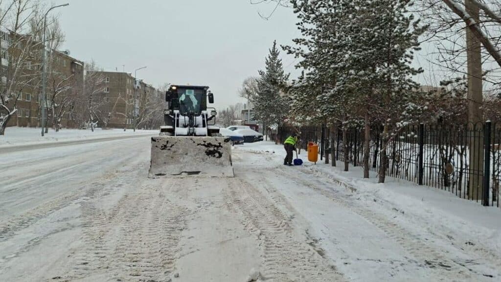В Астане в круглосуточном режиме продолжаются снегоуборочные работы