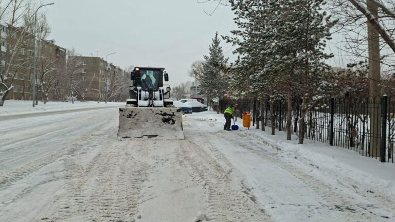В Астане в круглосуточном режиме продолжаются снегоуборочные работы