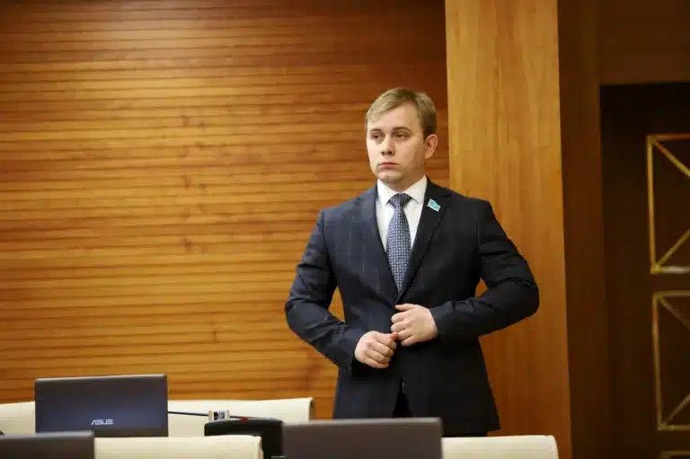 Депутат объяснил, что хотят изменить в статьях Конституции о свободе слова и митингах