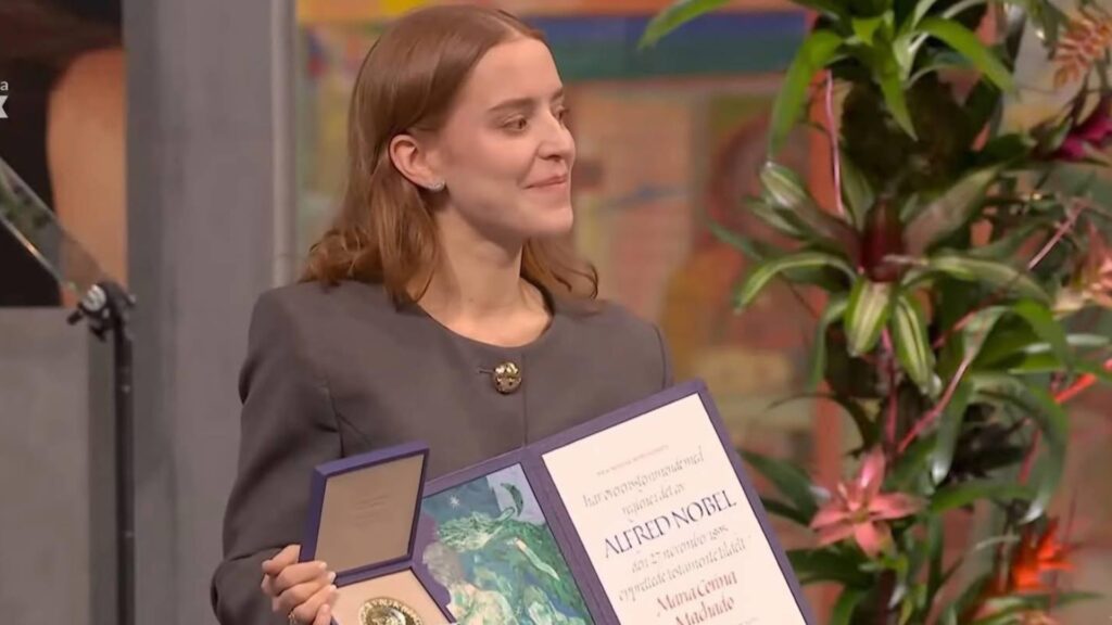 Мачадо Трампқа Нобель медалін сыйлады