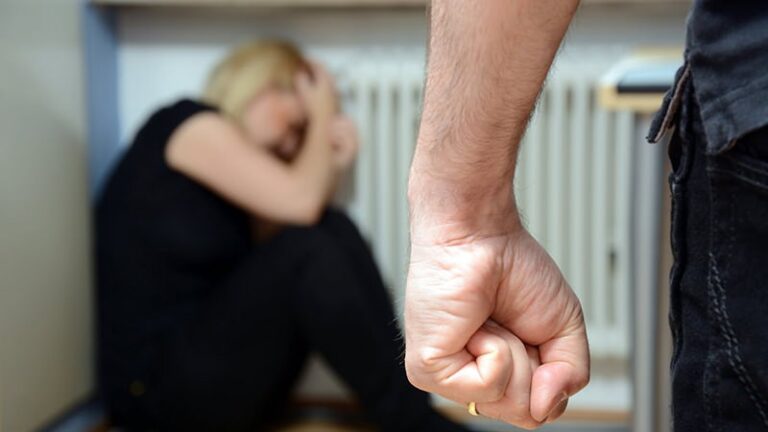 Парламент депутаты бұрынғы әйелін ұрып соққан